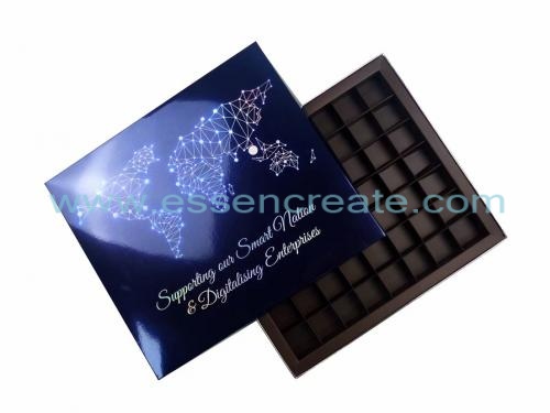 Geschenkbox mit fünfzig Schokoladenpralinen