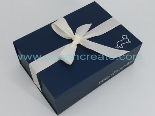 faltbare blaue Geschenkbox mit Klebebändern und Magnetverschluss
